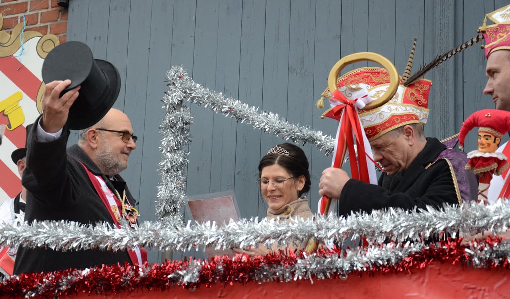 Bürgermeister Bernd Hane (links) übergab den Gemeindeschlüssel an ihre Lieblichkeit Karina (Olms-Schulz) und Prinz Burger I. (Boohs). Foto: Anke Pelczarski