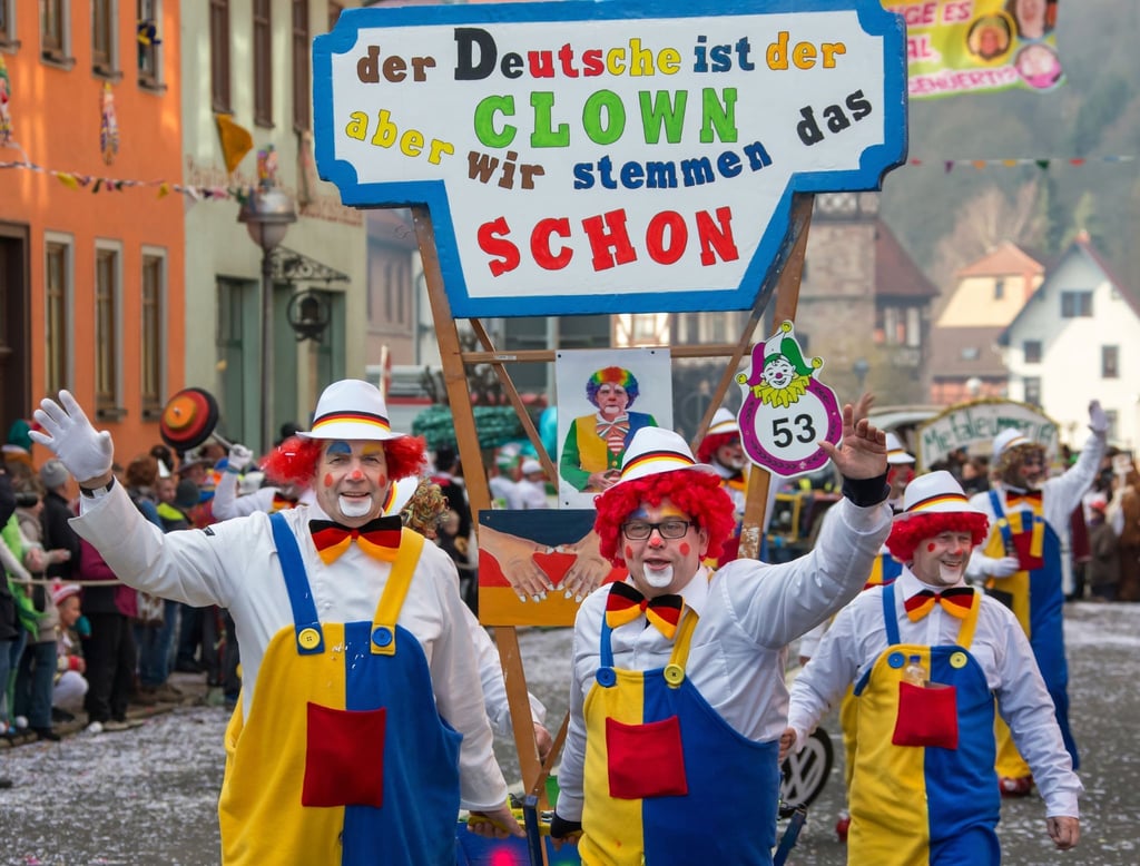 Narren ziehen beim historischen Festumzug durch Wasungen.
