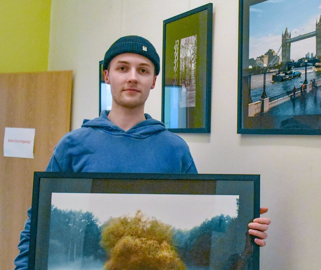 Bennet Quarg präsentiert sein Lieblingsbild. Auch das wird  in der Ausstellung „Unterwegs“ im Nachbarschaftstreff gezeigt. 