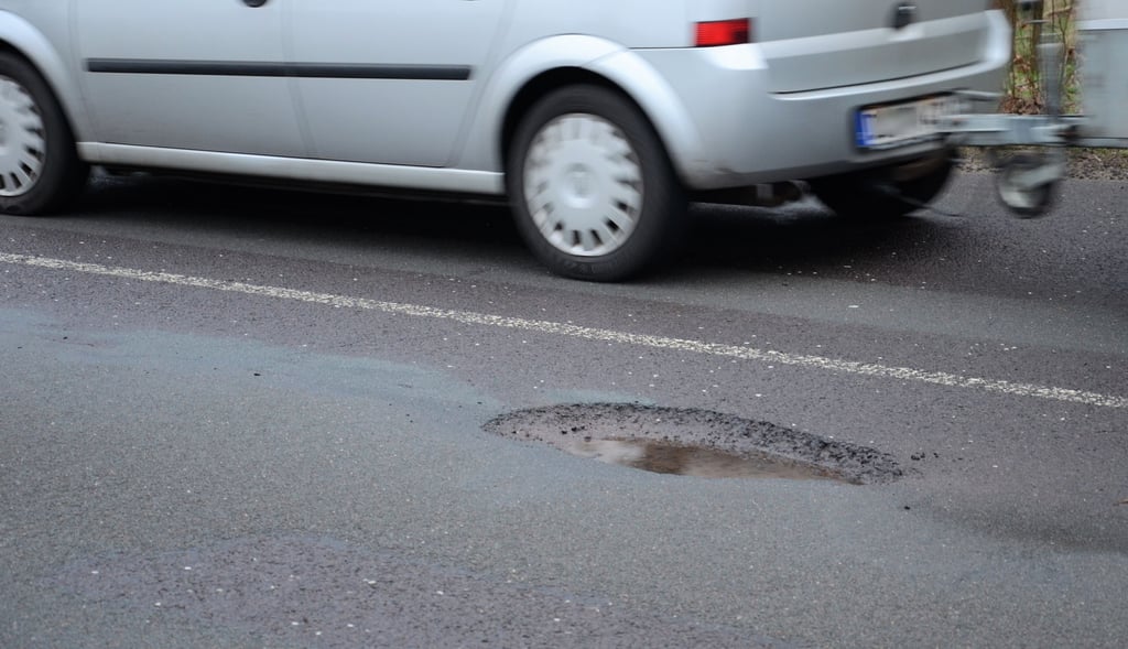 Einzelne große Schlaglöcher verteilen sich derzeit über den Zerbster Ahornweg.
