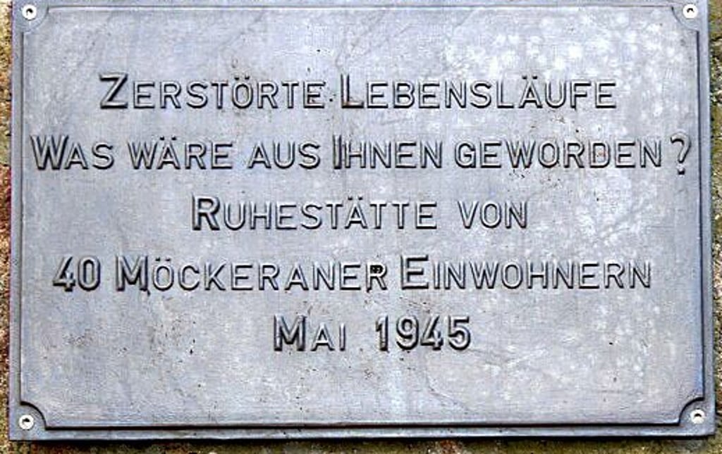 Eine Gedenktafel erinnert an die Toten.
