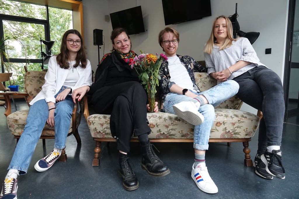 Das Team Vermittlung am Theater Magdeburg sind Sophie Feuchtenböck (Bundesfreiwilligendienst, v.l.), Dorothea Lübbe, Tillmann Staemmler und Anja Engelhardt.