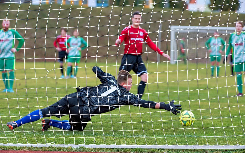 Durch diesen Elfmeter, bei dem Gästekeeper Elias Schmidt genauso machtlos war wie beim Freistoß zuvor, traf Lauchas Doppelpacker Matthias Meissner zum 2:1.