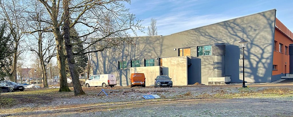 Auf dem östlichen Gelände der Burger Schwimmmhalle sollen nach den Plänen der Stadt Reisemobilstellplätze geschaffen werden.
