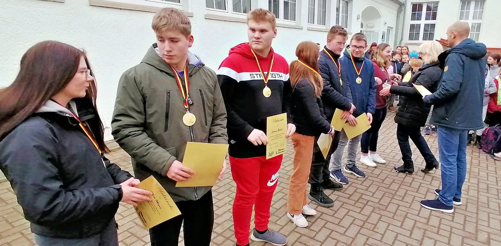 Sieben Teilnehmer an der AG „Ehrenamt“ werden für das erfolgreiche Abschließen der Grundausbildung für angehende Feuerwehrleute geehrt.