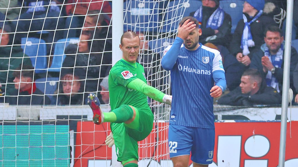 Mittlerweile total bedient beim 1. FC Magdeburg: Torhüter Dominik Reimann schlägt den Ball nach dem Gegentor frustriert weg, Tim Sechelmann fasst sich enttäuscht an die Stirn.