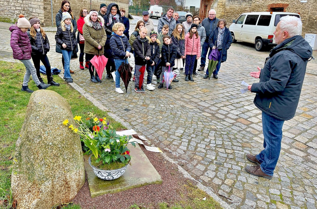 Mit Thomas Kreutzer sowie den Schul- und Vereinsvertretern wurde in Wegeleben an den 165. Geburtstag von Wilhelm Schmidt erinnert.