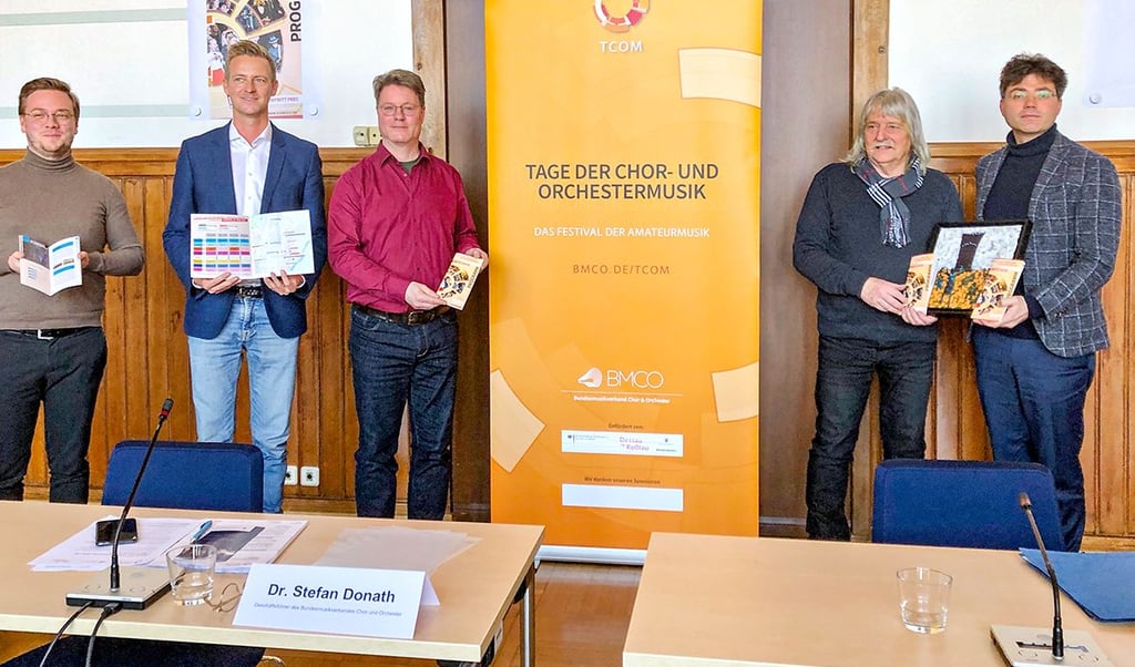 Jasko Dolezalek und Stefan Donath vom Bundesmusikverband, Koordinator Felix Losert, Chorleiter Peter Arndt und OB Robert Reck (v.l.n.r.) bei der Präsentation.