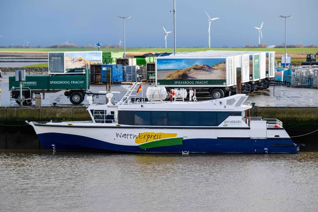 Der neue „WattnExpress“ liegt im Hafen. Das Fährschiff ermöglicht den weitgehend tideunabhängigen Transport zwischen der Insel Spiekeroog und dem Hafen von Neuharlingersiel.