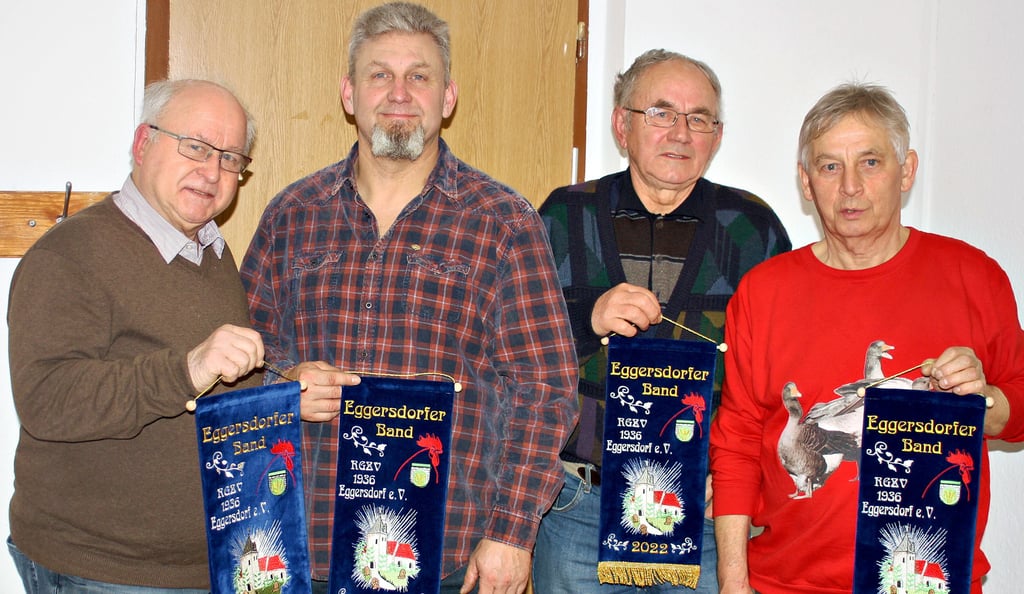 Die besonderen blauen Ehrenbänder mit Einstickungen bekamen (von links) Winfried Hamel, Marko Kuhnert, Eckhardt Spaleniak und Hans-Joachim Engelmann. Nicht auf dem Foto ist Edgar Will.