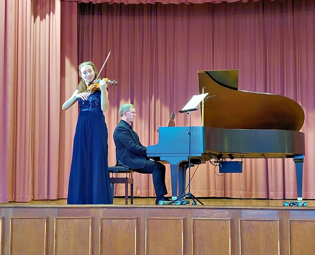 Meisterkonzert im Bad Schmiedeberger Kurhaus: Zu Gast war diesmal die junge österreichische Geigerin Johanna Pichlmair, begleitet von Frank-Immo Zimmer am Klavier.