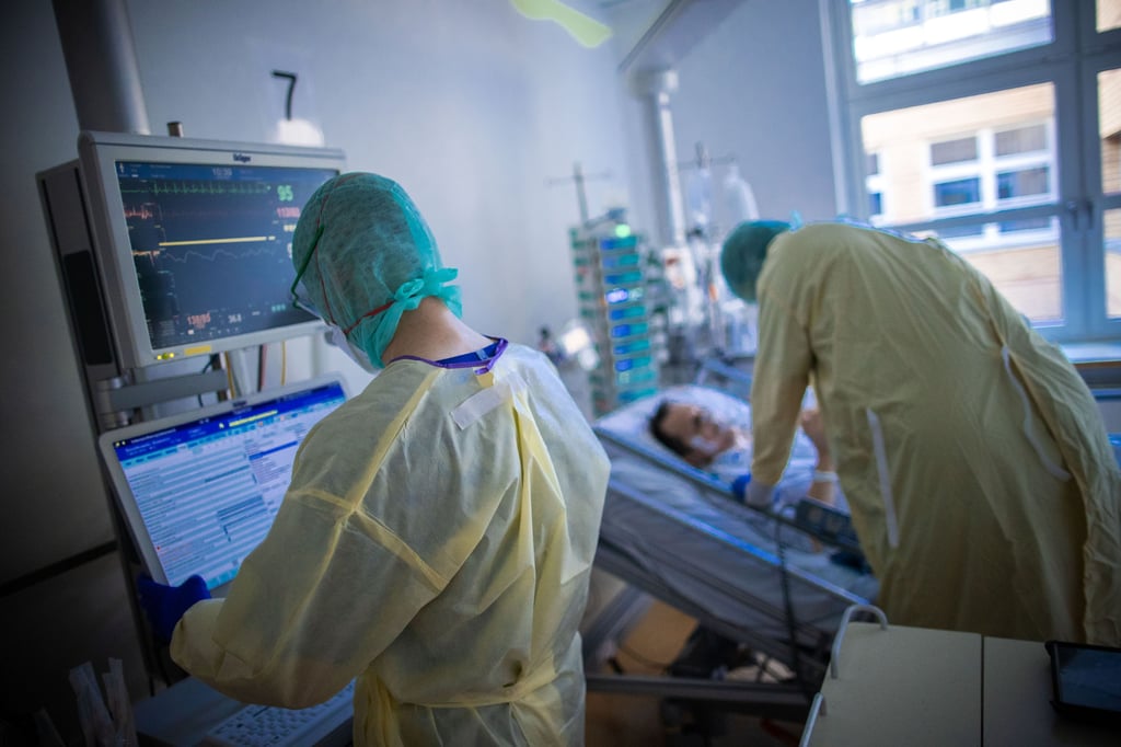 Pflegekräfte im Krankenhaus betreuen einen Patienten auf der Intensivstation. In fast allen deutschen Kliniken – so auch am Klinikum Magdeburg – herrscht Mangel an Pflegepersonal.