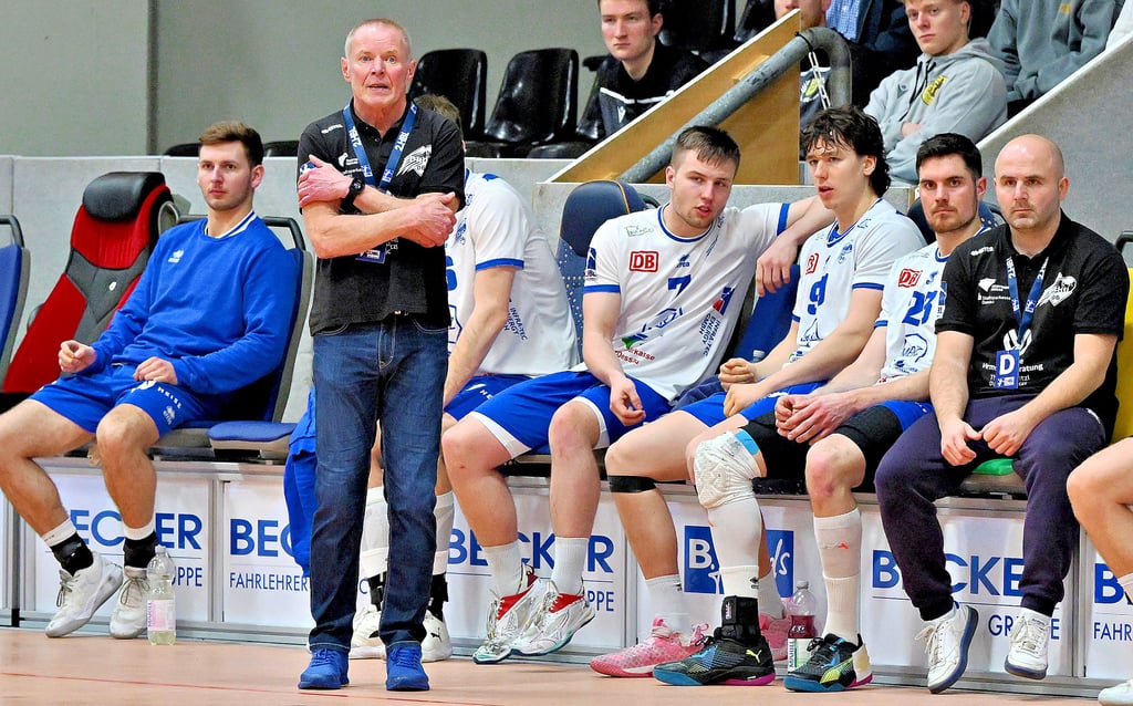 Enttäuschte Gesichter auf der Bank des DRHV in der Krollmann-Arena Hagen.