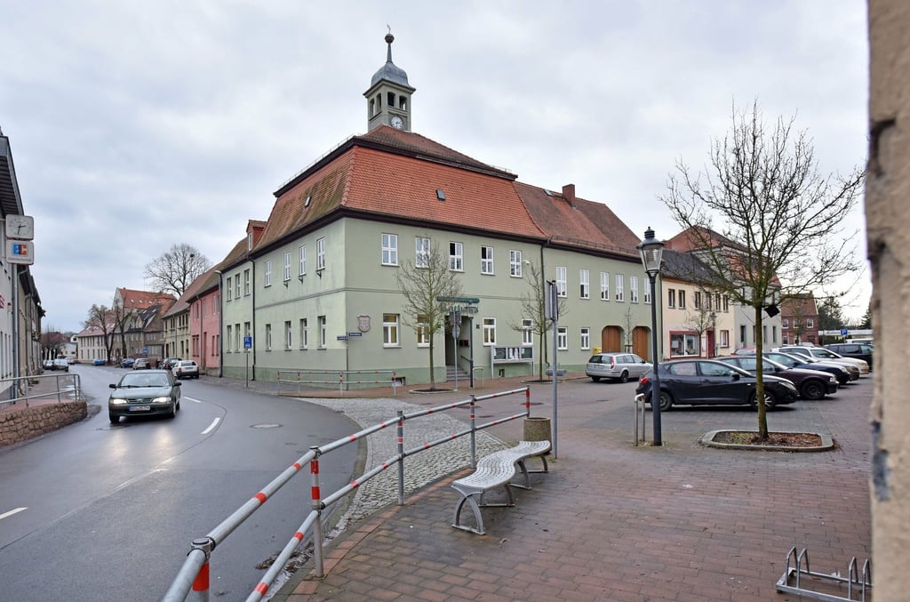 Im Jeßnitzer Rathaus befindet sich der Dienstsitz des Raguhn-Jeßnitzer Bürgermeisters.