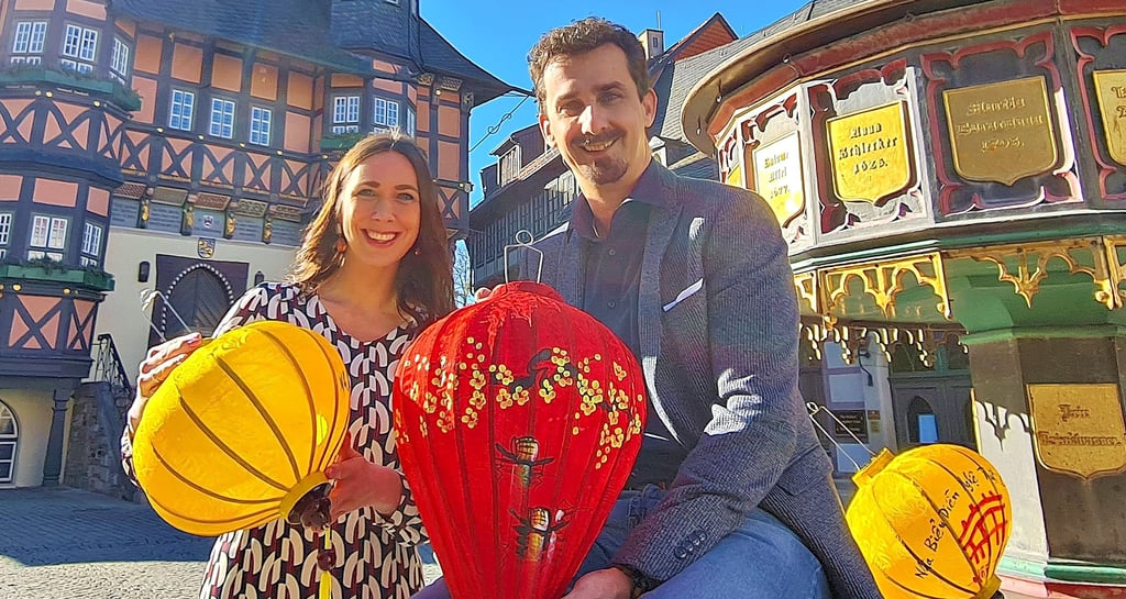 Freuen sich auf Wernigerodes Lampionfest im Sommer: OB-Bürochefin Kristin Dormann und Andreas Meling, Chef der Tourismus GmbH.