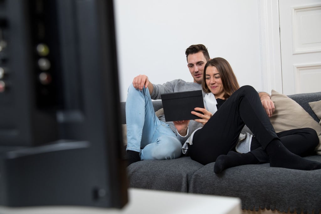 Wer auf dem Tablet statt dem Fernseher Serien streamt, spart Strom.