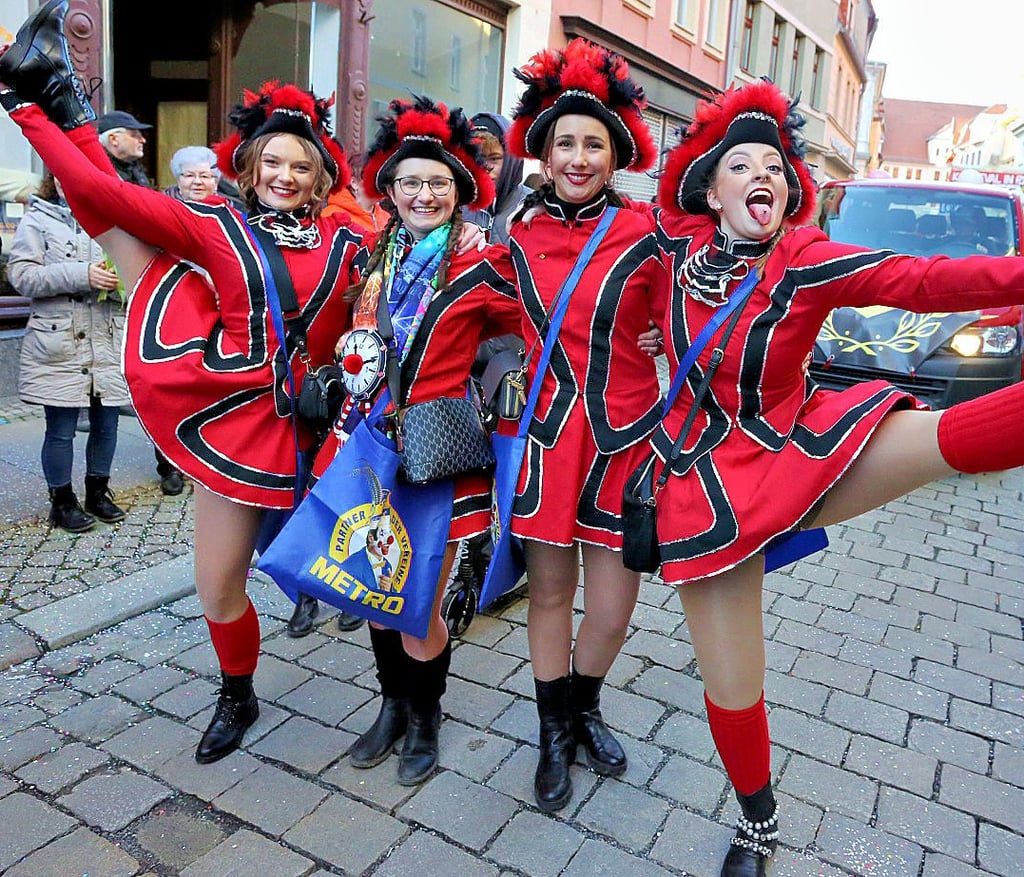 Die jungen Tänzerinnen vom 1. Staßfurter Carnevals-Verein in feschen Kostümen in Vereinsfarben beim Umzug in Aschersleben.