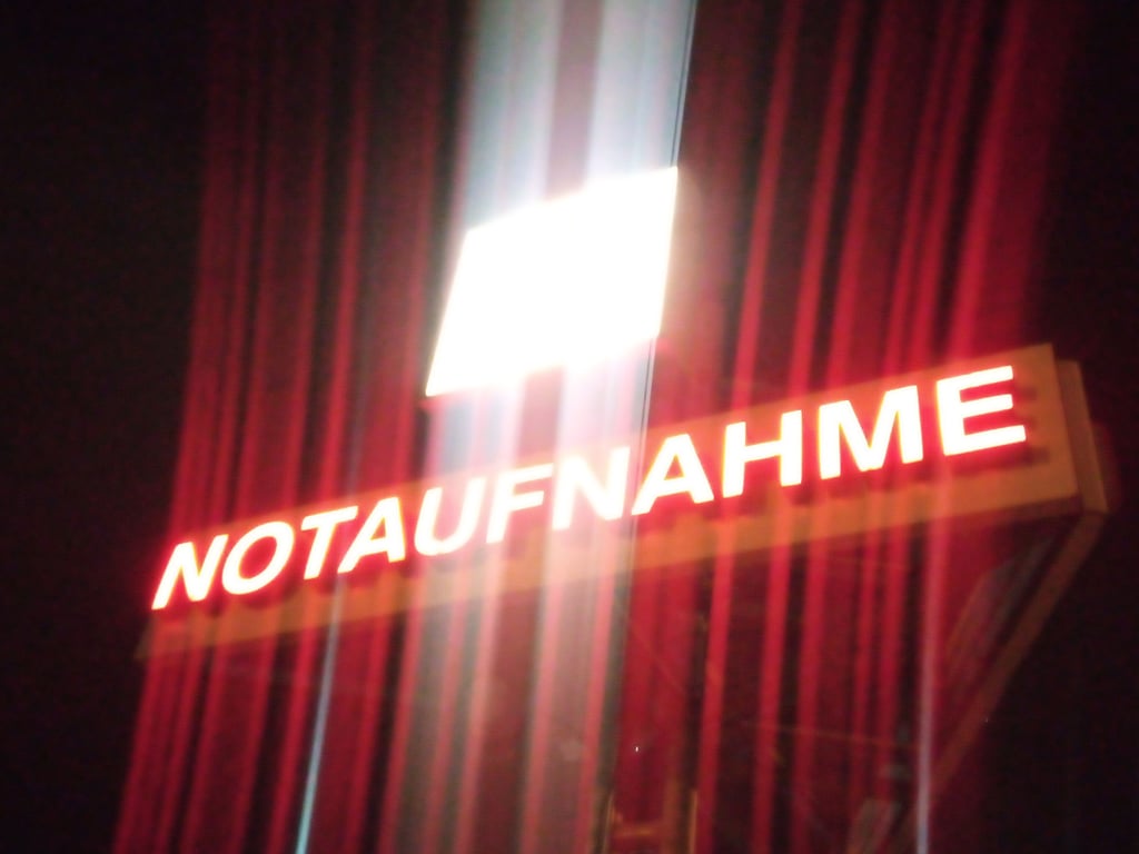 Leuchtendes Signal zu Notaufnahme. Aus Sicht der Chefärzte am Klinikum Magdeburg kam die Lage am Krankenhaus schon im September 2022 einem Notfall gleich.
