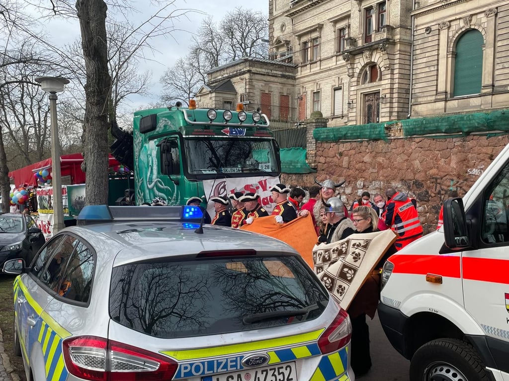 Unfall beim Karnevalsumzug in Halle. Der Rosenmontagsumzug wurde abgebrochen.