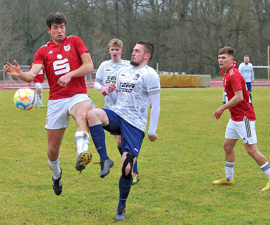Immer mit vollem Einsatz: Alexander Klitzing (links) ging am Sonnabend keinen Zweikampf aus dem Weg. Er schoss für Saxonia Tangermünde auch die 1:0-Führung. Am Ende siegten die Elbestädter 2:1.