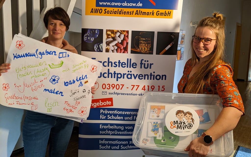 Annemarie Schmidt (rechts) und Juliane Ensminger, Leiterin der Sucht- und Drogenberatungsstelle der Arbeiterwohlfahrt beraten zum Umgang mit sozialen Medien.