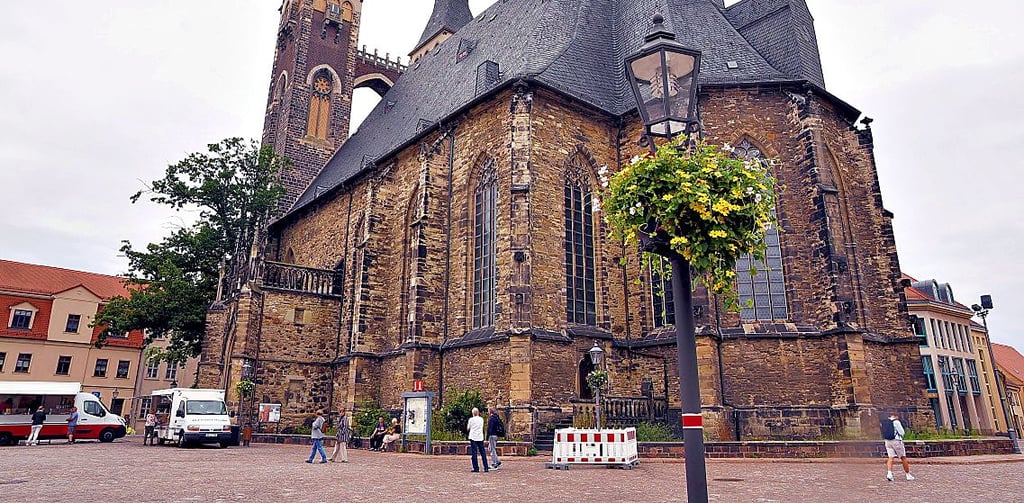 Blick auf die Kirche St. Jakob auf dem Markt in Köthen