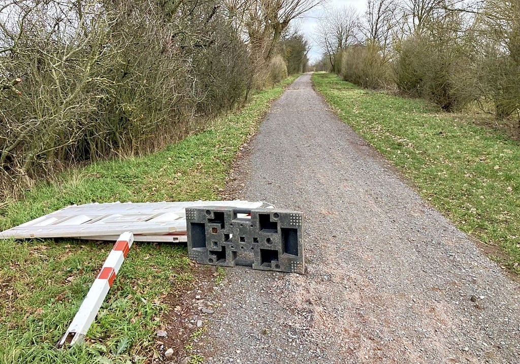 Auf einem Teilstück des Radwegs am Umflutdeich bei Pechau ist schon neuer Schotter aufgebracht.