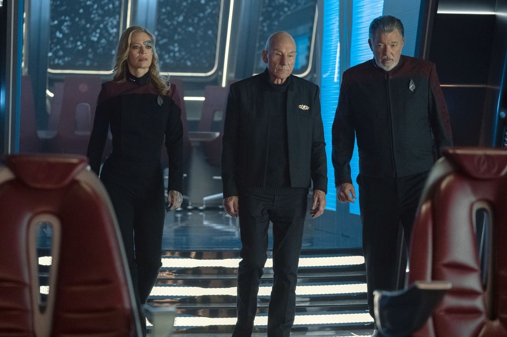 Jeri Ryan als Seven (l-r), Patrick Stewart als Picard und Jonathan Frakes als Riker in einer Episode aus „Star Trek Picard“.