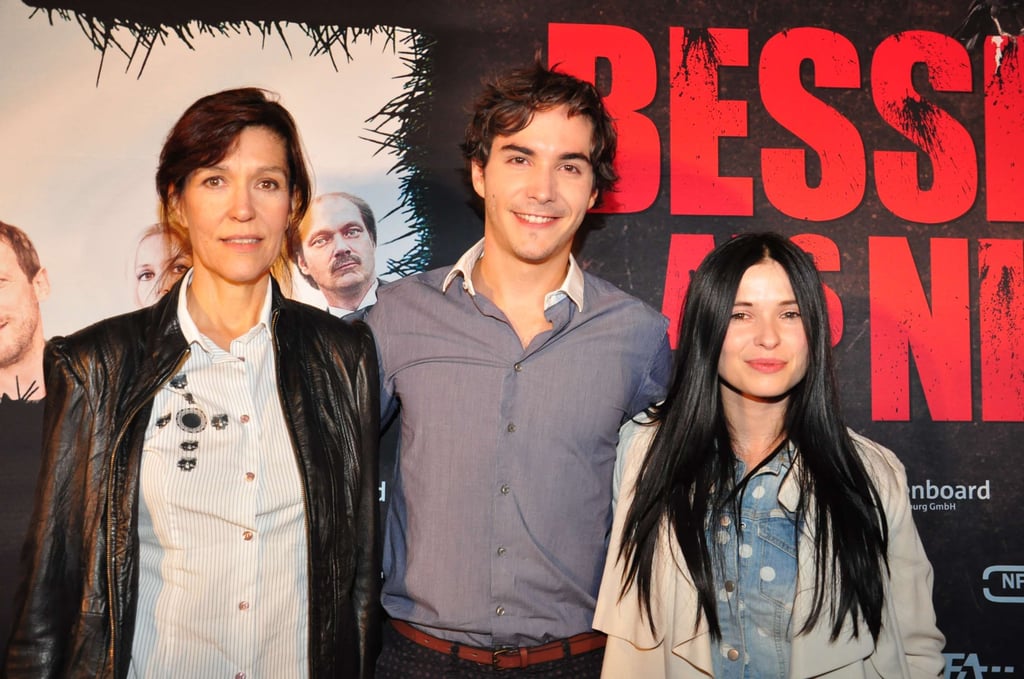 Regiesseurin Ute Wieland (links) posiert zur Weltpremiere des Films "Besser als nix" mit den beiden Hauptdarstellern Francois Goeske und Anna Fischer auf dem Roten Teppich des Lux-Kinos in Halle.