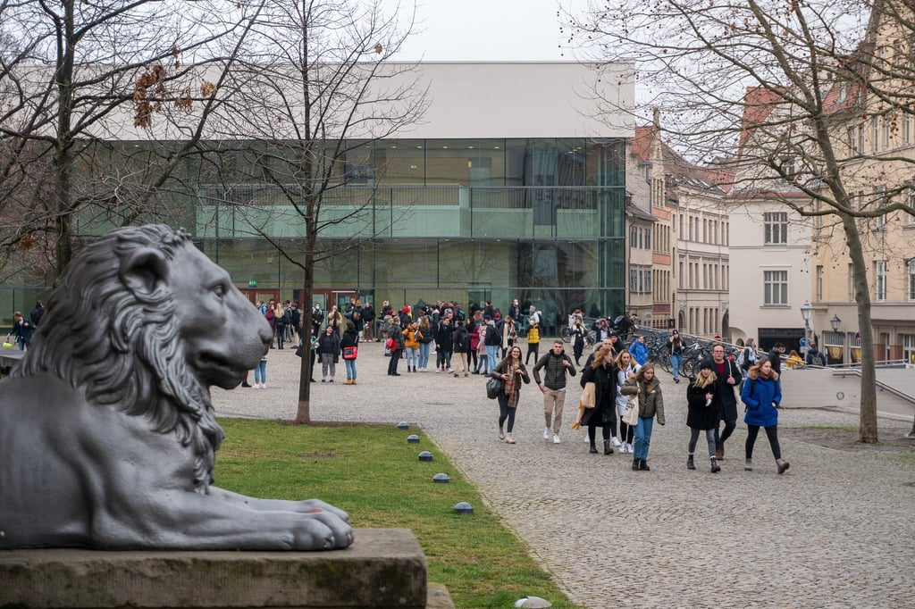 Der Löwe als Symbol: Blick auf den Universitätsplatz mit dem Audimax in Halle.