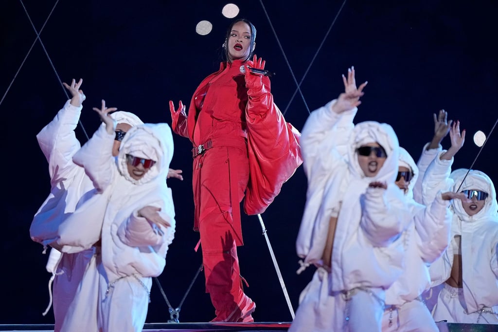 Rihanna begeistert während der Halbzeitshow des Super Bowls die Zuschauer mit einem Medley ihrer bekanntesten Songs.