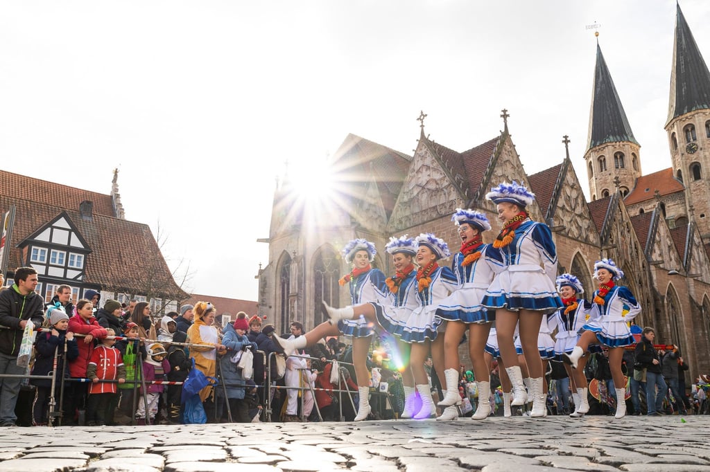 Karnevalisten nehmen überqueren beim Karnevalsumzug „Schoduvel“ den Altstadtmarkt in Braunschweig.