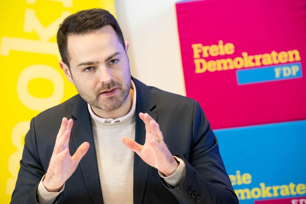 Thore Schäck, Spitzenkandidat der FDP Bremen, gestikuliert.