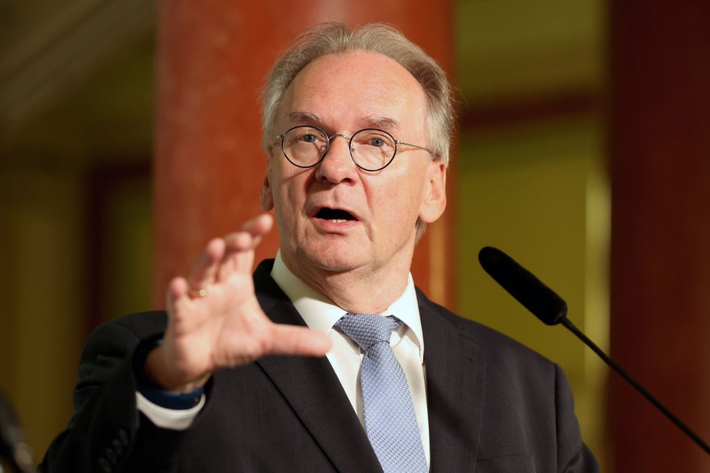 Sachsen-Anhalts Ministerpräsident Reiner Haseloff (CDU) spricht in der Staatskanzlei zu den Medien.