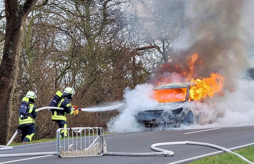Beim Eintreffen der Feuerwehr Havelberg stand der Pkw Opel bereits in Vollbrand. An dem Fahrzeug gab es nichts mehr zu retten.
