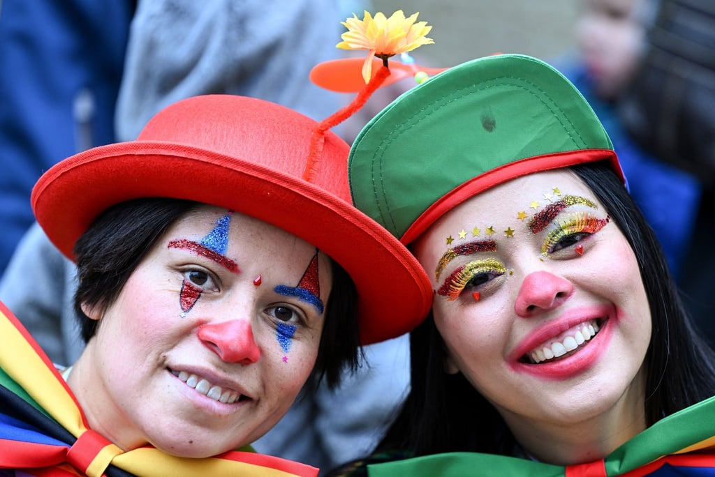 Kostümierte Karnevalistinnen an der Strecke des Festumzugs in Düsseldorf.