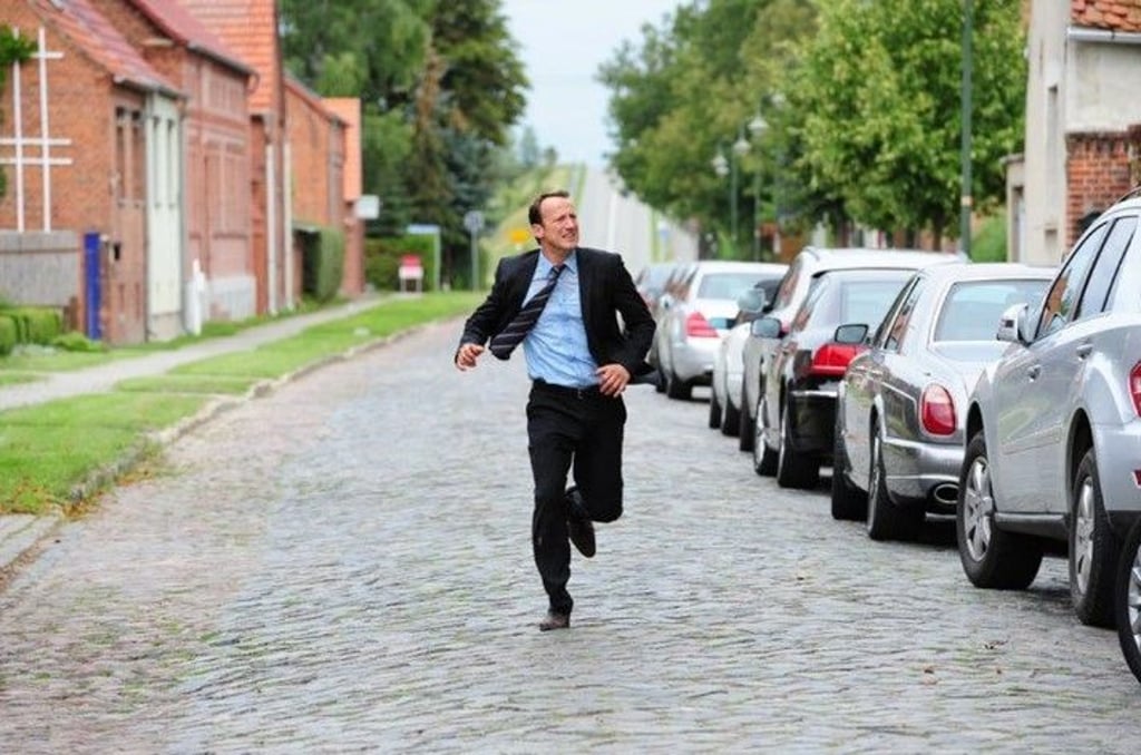 Wotan Wilke Möhring steht in Döbelin in der Altmark im Jahr 2011 vor der Kamera.