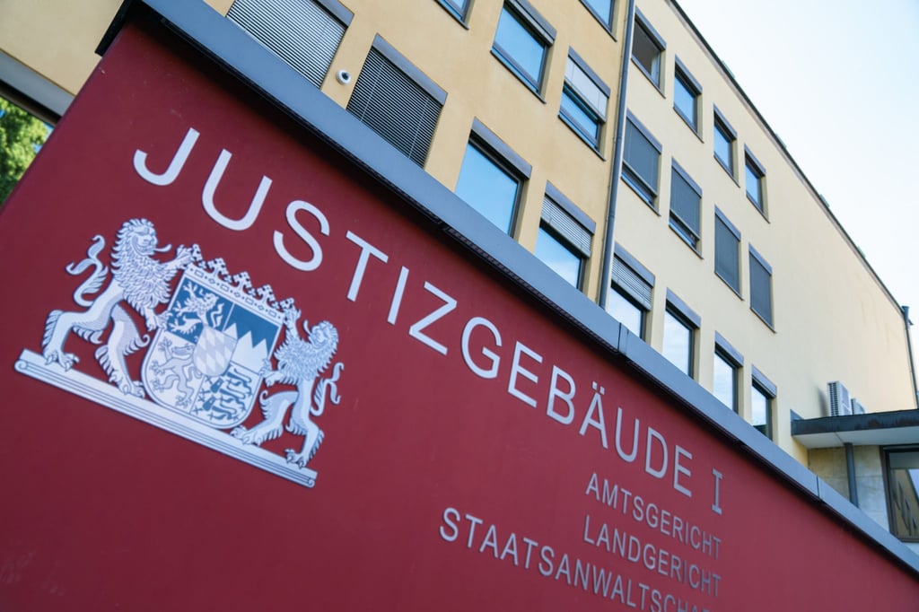Aus dem Landgericht Coburg ist am Montag während einer Verhandlung ein 47 Jahre alter Angeklagter entkommen.