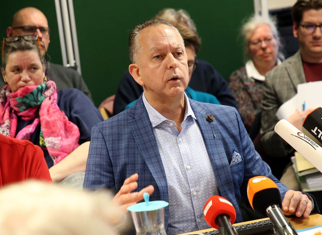 Axel Hunger, Bezirkswahlleiter in Lichtenberg, gibt das offizielle Resultat der Auszählung bekannt.