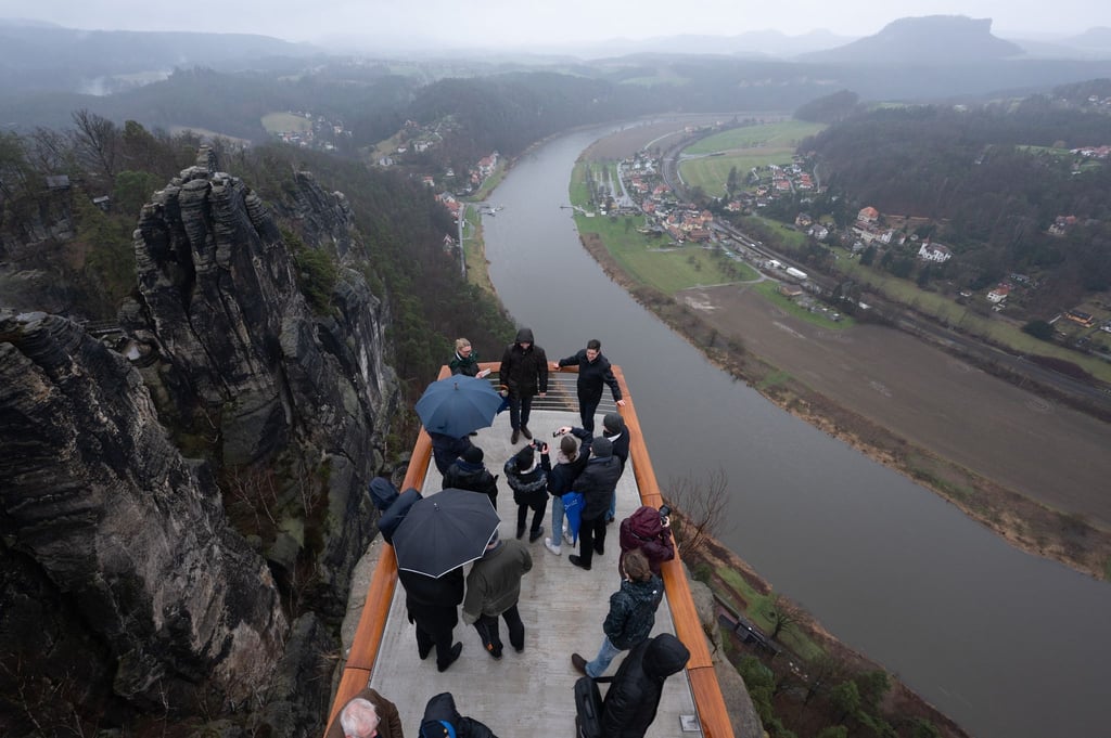 Der neuen Aussichtssteg rund 200 Meter über der Elbe im Nationalpark Sächsische Schweiz besteht aus einer Spannbetonkonstruktion für die rund 40 Kubikmeter Beton verbaut wurden.