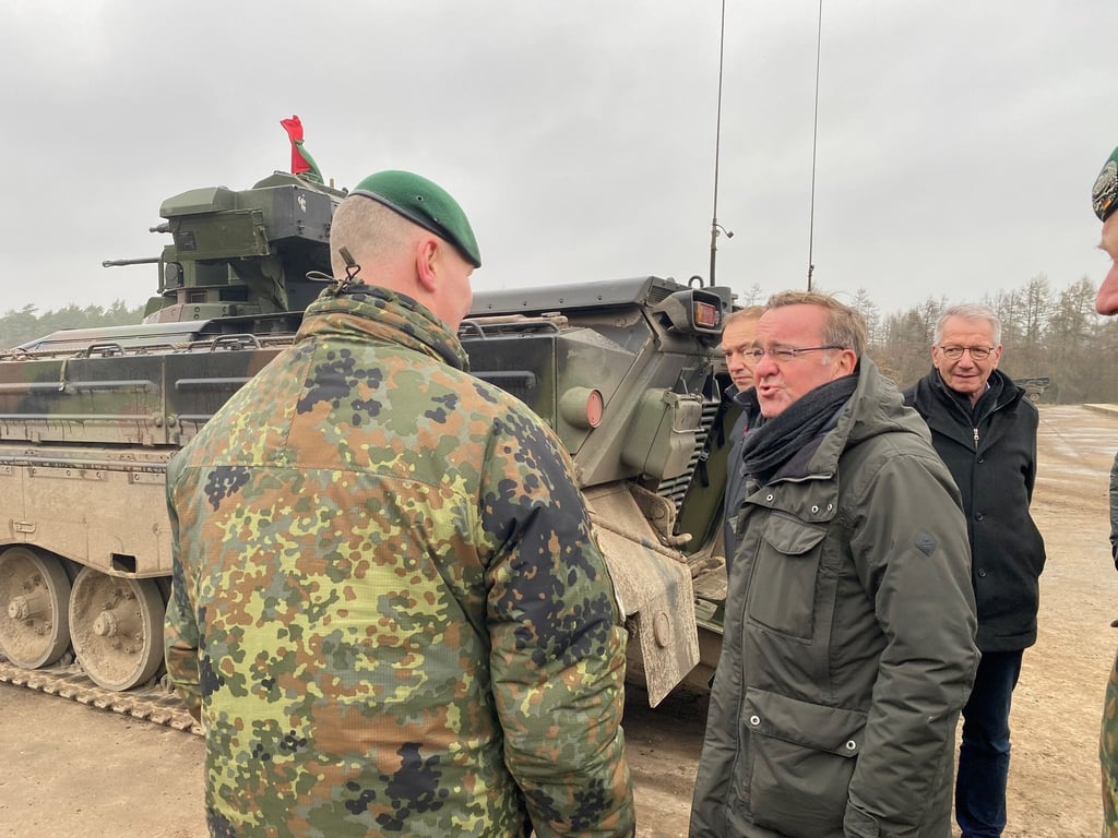 Boris Pistorius (SPD,r), Bundesminister der Verteidigung, spricht mit einem Ausbilder.