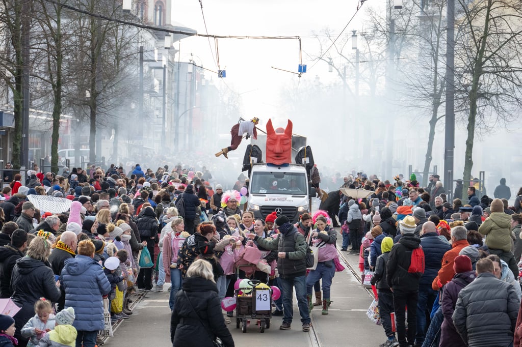 Der Karnevalsumzug durch die Dessauer Innenstadt.