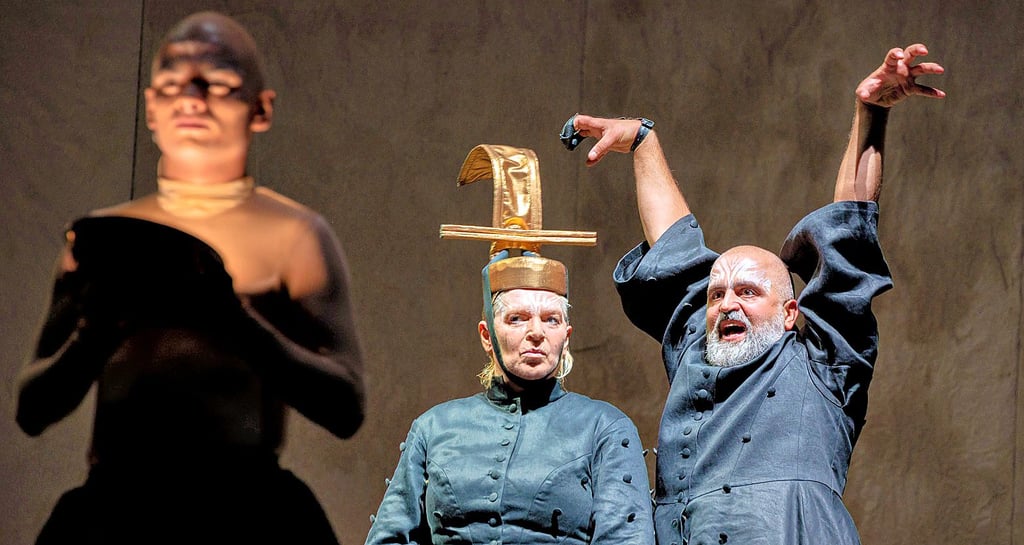 „Das Leben ein Traum“ läuft derzeit im Schauspielhaus. Hier eine Szene mit Anton Andreew, Iris Albrecht und Mansur Ajang.
