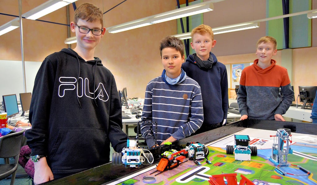Luca (v.l.), Paul, Leopold und Alexander sind Mitglieder der Roboter AG und zeigen ihre programmierten Lego-Roboter.