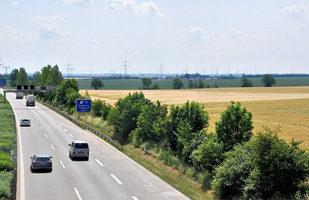 Blick über die Autobahn 14 auf das Gelände, welches künftig die Chipwerke des Investors Intel beherbergen soll.