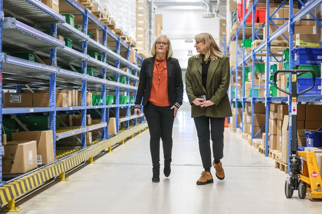 Petra Köpping (r, SPD), Gesundheitsministerin Sachsen, und Dörte Braun, Niederlassungsleiterin Phoenix Pharmahandel GmbH Leipzig, sprechen über Schwierigkeiten bei der Medikamentenversorgung.