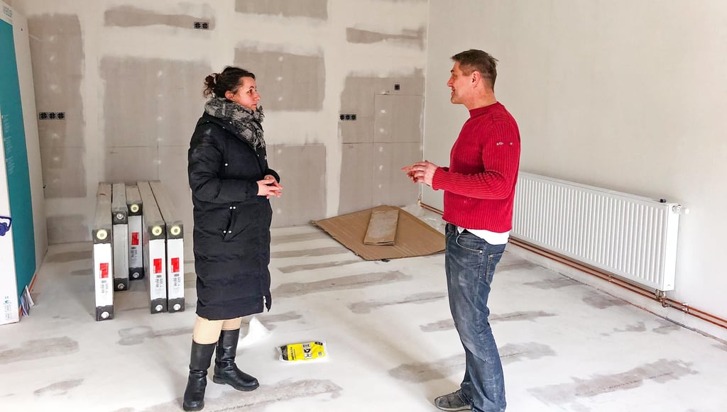Sandra Ballin, Inhaberin des Tagespflegezentrums, und Marcel Waldhauer, Eigentümer des einstigen Kaufhallengebäudes, besprechen den Umbau.