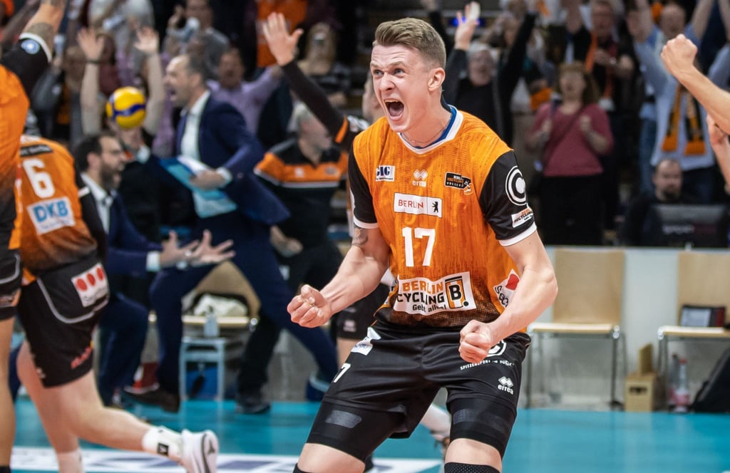 Berlins Marek Sotola jubelt nach einem Punkt.