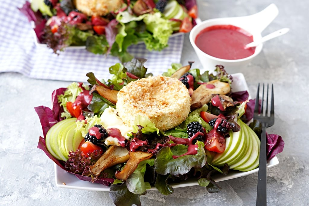 Grüner Apfel, dunkelrote Brombeeren und ein goldgelber Camembert-Taler zaubern die Spätsommerfarben auf den Teller.