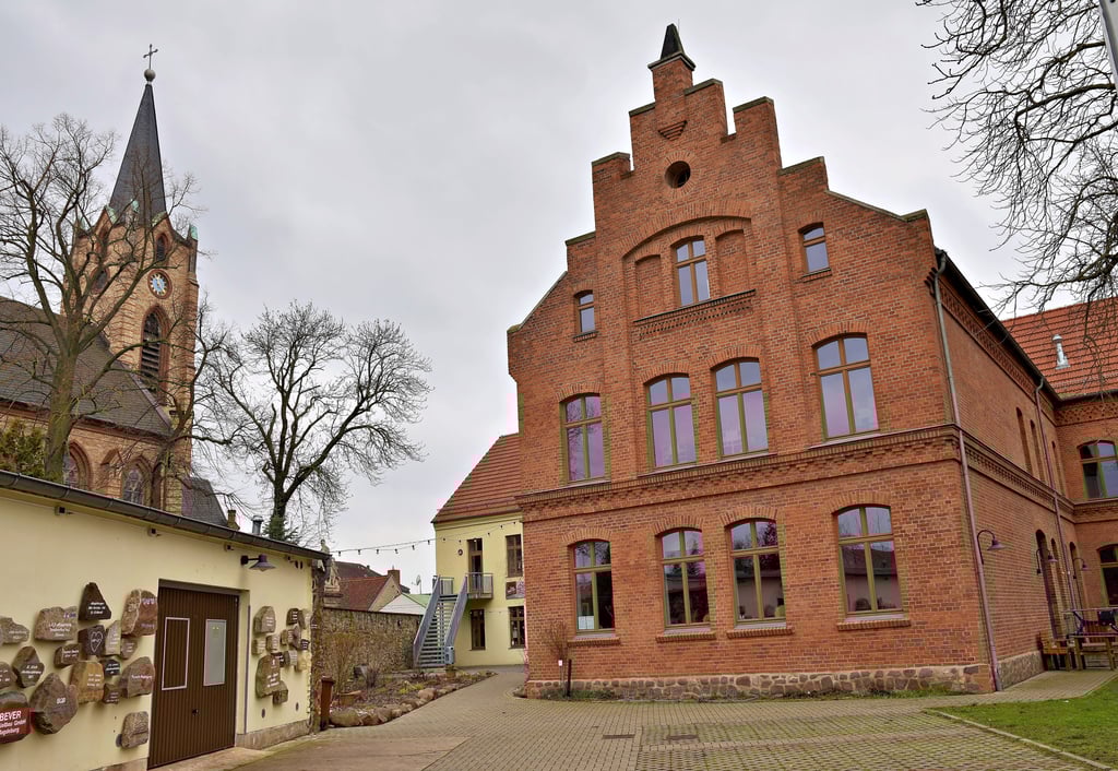 Das Projekt „Saftladen“ befindet sich im Bürgerhaus „Alte Schule Salbke“ in Magdeburg. Es hat seinen Sitz in der Greifenhagener Straße 7.
